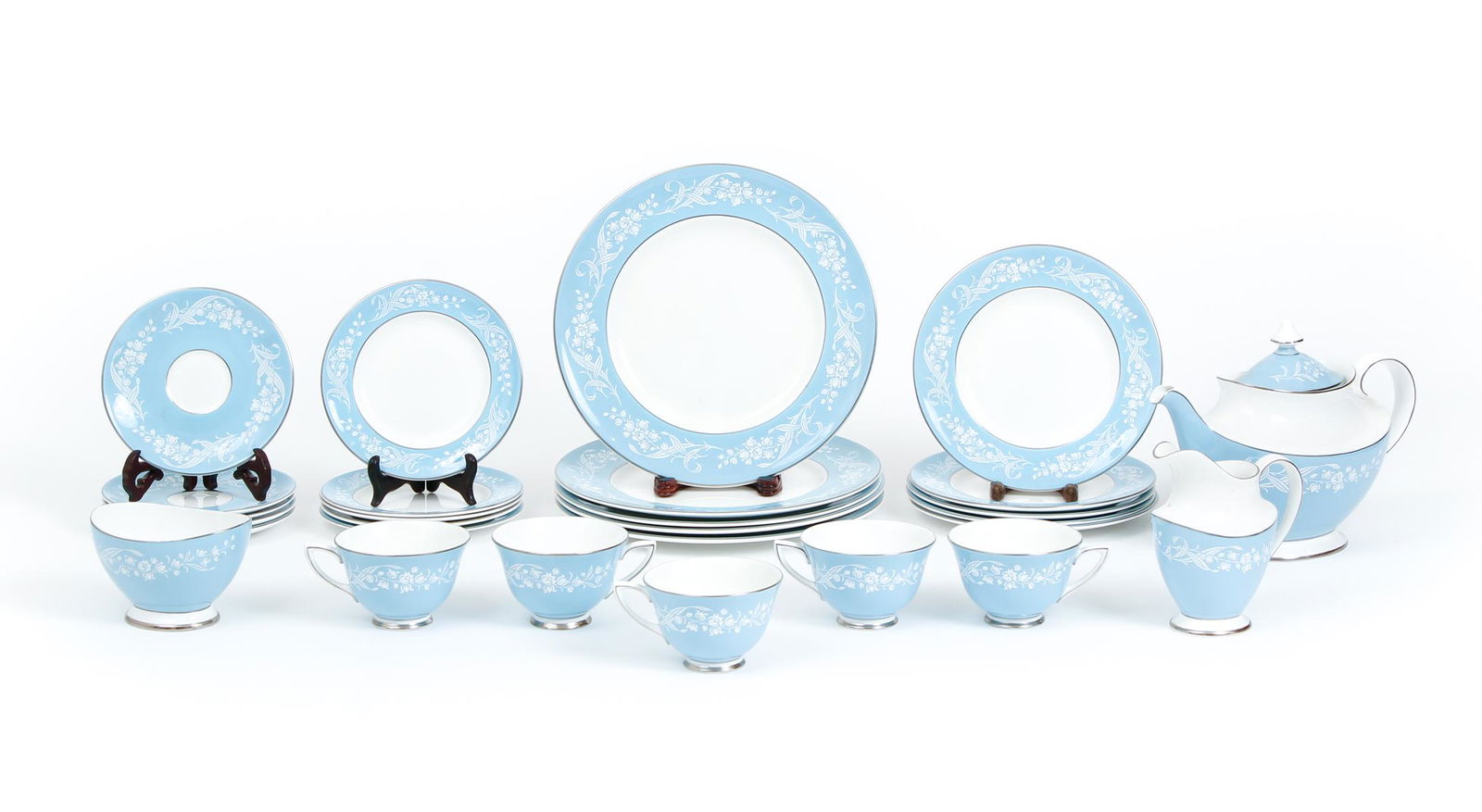 28 Pc Royal Doulton Alexandria Bone China Dish Set: 28 piece Royal Doulton china bone dish set in Alexandria pattern: 5 dinner plates, 5 lunch plates, 5 dessert plates, 1 tea pot, 5 tea cups, 5 saucers, 1 sugar bowl, 1 creamer. Dinner plate 10.5 inches