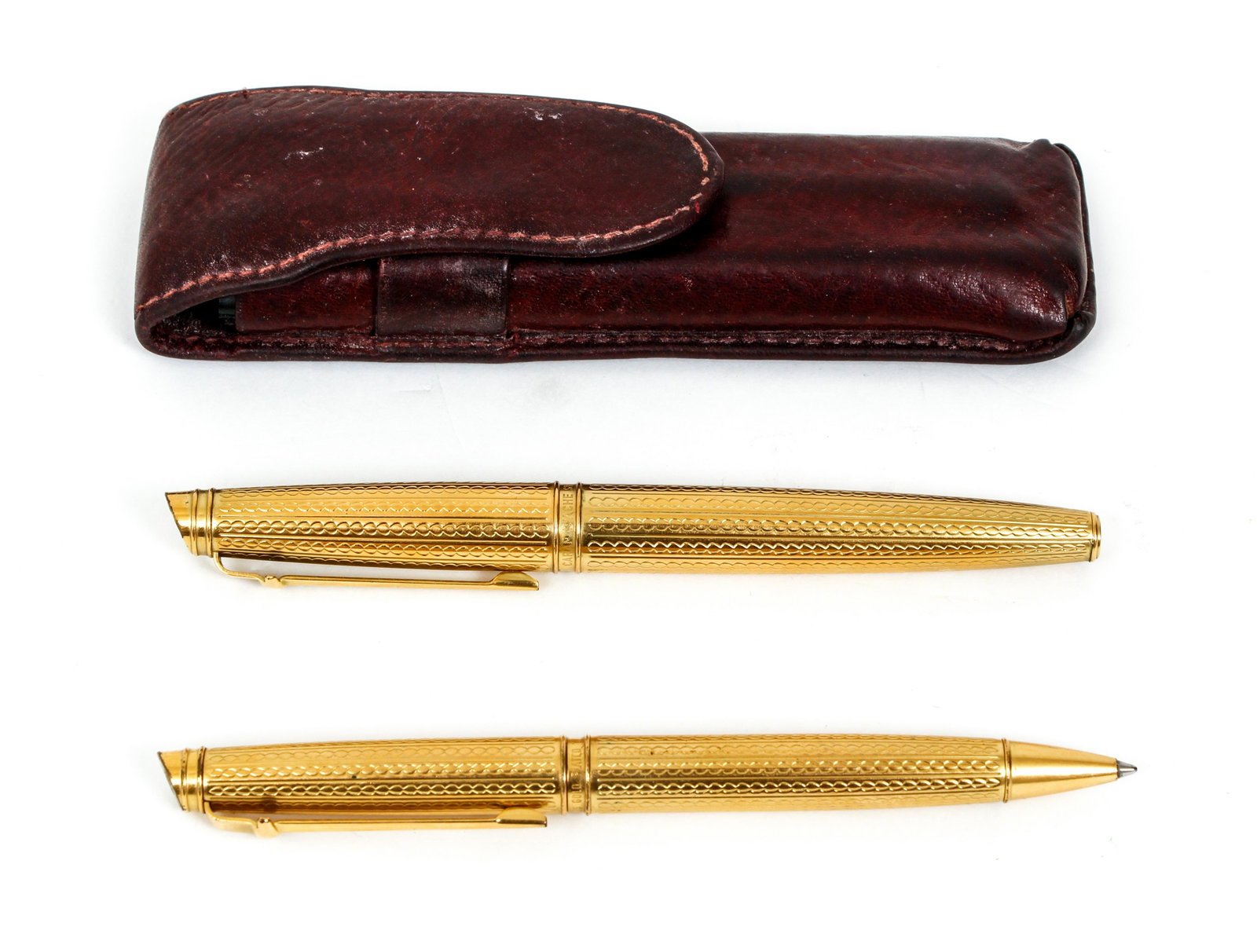 Caran d'Ache Limited Edition Pen Set 23K Guilloché: Caran d'Ache Limited Edition 23K Guilloché Designed Fountain Pen and Ballpoint Pen, Caran d'Ache Limited Edition 23K Gold-Plated Finish Guilloché Designed fountain and ballpoint pens. This elegant p