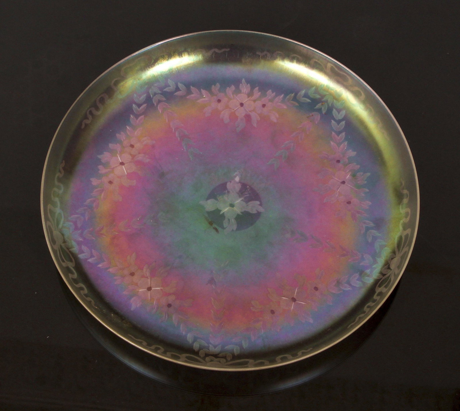 Verre de Soie Iridescent Art Glass Plate: Verre de Soie Iridescent Art Glass Plate, unsigned and unmarked, 8.25 inch diameter, the former owner indicated that it was purchased from the estate of the famous glass collection of the late Corning