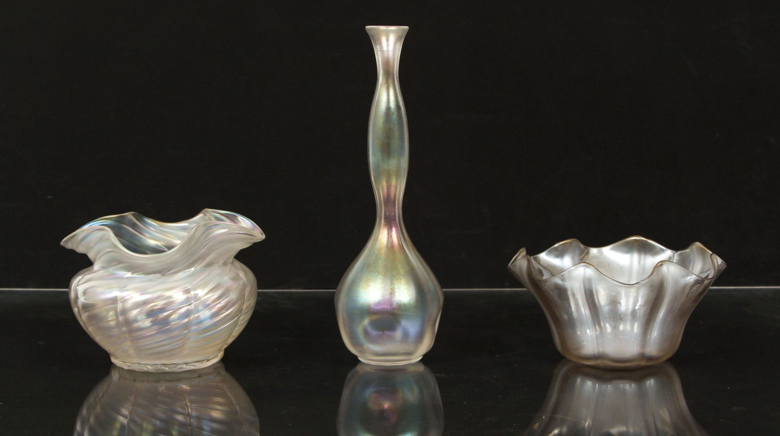 Group of Steuben style Verre de Soie Art Glass pcs: Group of 3 Art Glass Pieces in the Steuben Verre de Soie style, one vase and two bowls, all unmarked, early 20th century, vase 8 inches tall, the two bowls approximately 4.5 inches wide.