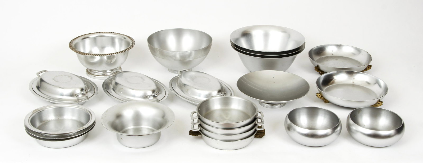 18pc Kensington Ware Bowls Serving Dishes: 18 piece lot of Kensington Ware, aluminum, includes fruit bowls, serving dishes with lids and other larger pieces: 2 Imperial Fruit Bowls with brass feet, 3 circular dinner plates with lids, 3 oblong 