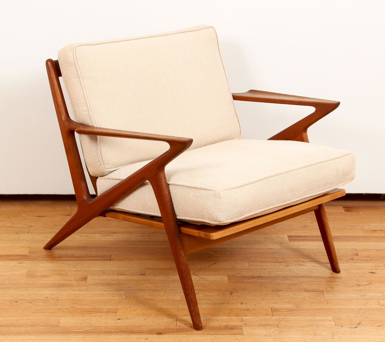 Poul Jensen Z Lounge Chair for Selig Danish MCM: Poul Jensen for Selig, Mid Century Danish Z Lounge Chair, teak, cream fabric upholstery, includes four original rubber straps with metals clasps, red label on base, 26 x 29.5 x 36 inches. An MCM class
