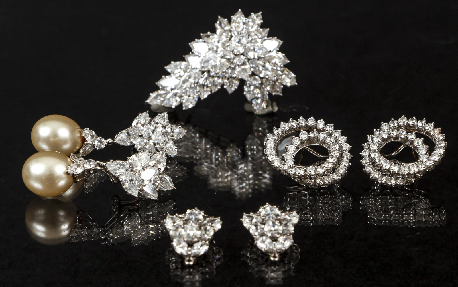 Assorted Costume Jewelry 7 pieces: 7 pieces of assorted costume jewelry.