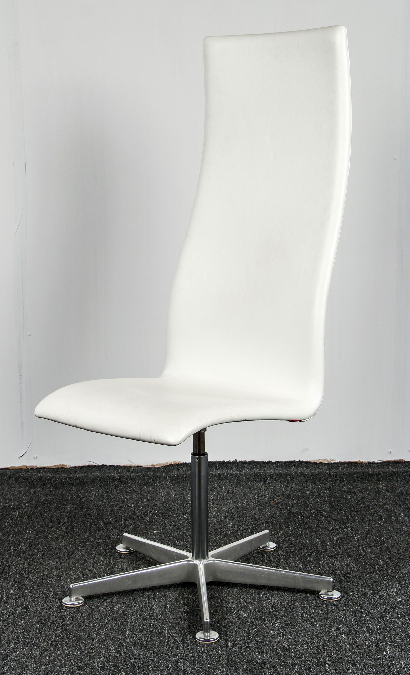 Arne Jacobsen Oxford Swivel Chair White Leather (1 of 8)