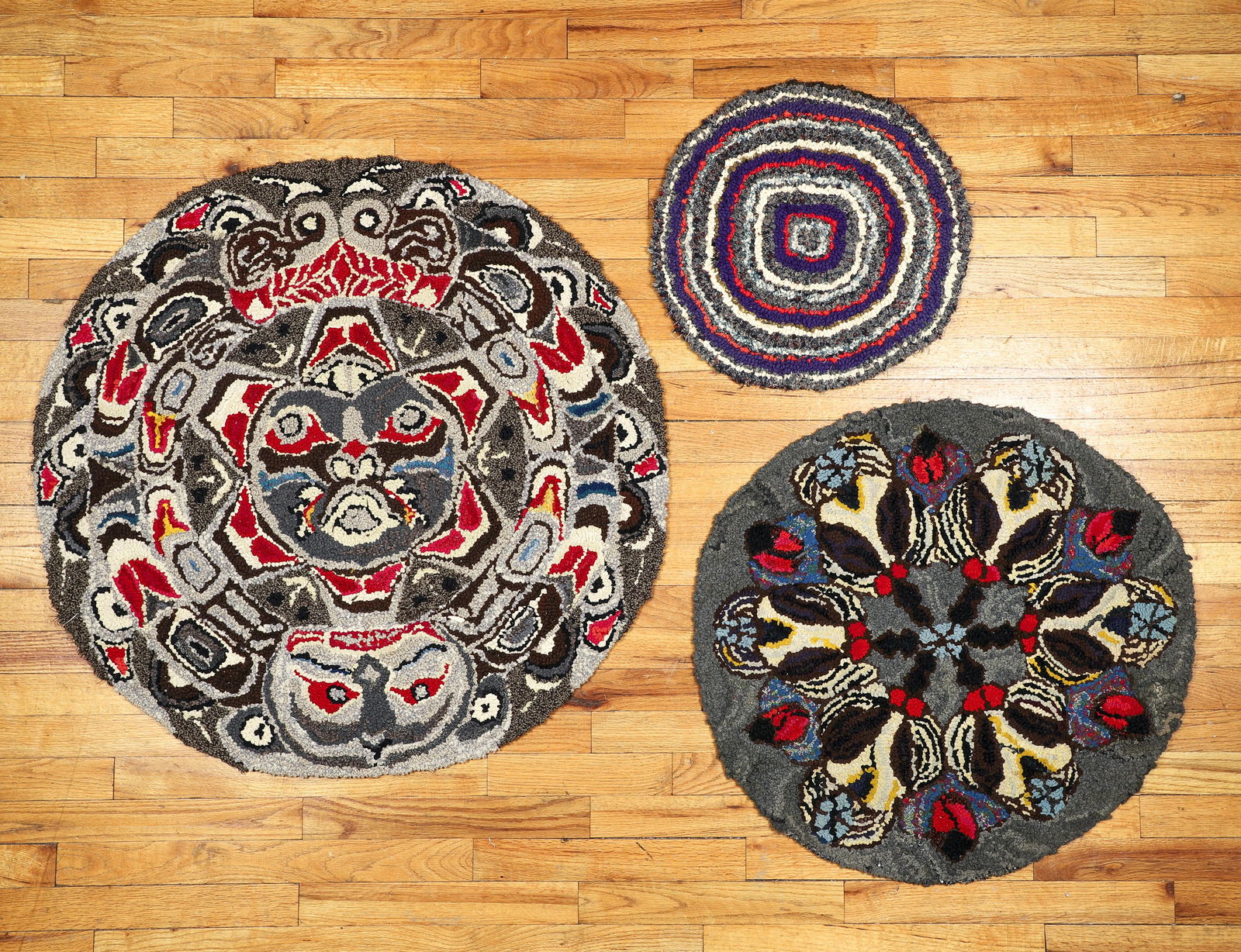 Alice Black group of 3 Circular Colorful Hooked Rugs (1 of 9)