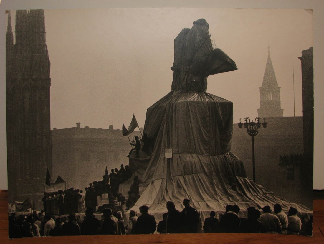 Christo signed photograph Wrapped Monument: Artist: Christo Title: Wrapped Monument to Vittorio Emanuele, Project fir Piazza del Duomo Date: 1975 Medium: black and white Photograph of the wrapped project Dimensions: 28 x 21.5 inches Ed