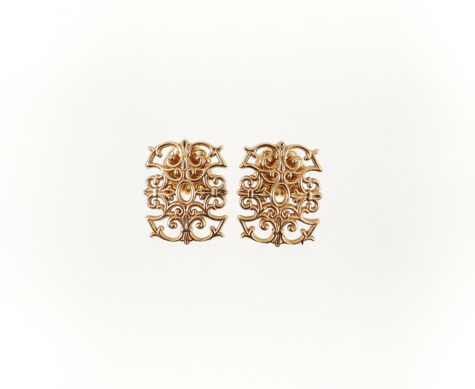 14K Organic Cutwork Earrings: 14K yellow gold organic cutwork earrings. Measures 3/4" in length, 5/8" wide. With post back. Marked "14K". Approx. 5.8 grams.