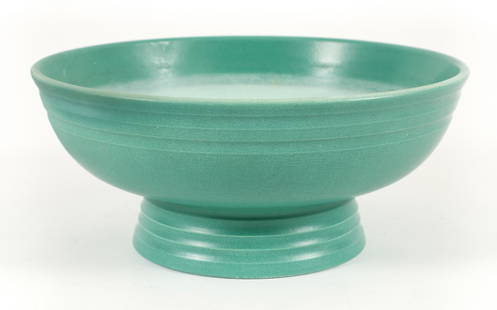 Keith Murray for Wedgwood Footed Bowl 1938: Keith Murray for Wedgwood Art Deco green glazed footed bowl with turned fluting, 1934-1938. Stamped Keith Murray, Wedgwood, Made in England at underside. 4.5 x 10.25 inches.