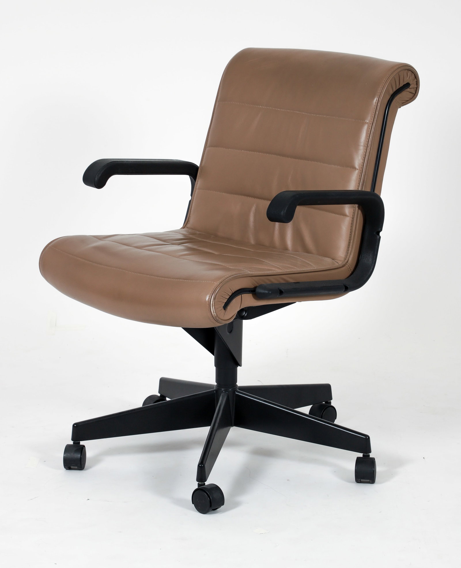 Richard Sapper for Knoll Executive Leather Task Chair: Richard Sapper for Knoll leather Management Chair, American, first designed in 1979. 1990s manufacture. Buff leather task chair with black center trim at either side. Knoll label and sticker at unders