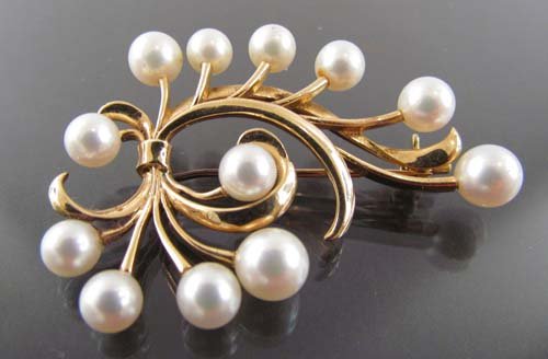 Mikimoto 14k Gold and Pearl pin: Title: Mikimoto 14k Gold and Pearl pin, high quality pearls Medium: 14k gold, pearl Signature: Mikimoto Tokyo, M Logo, 14k stamped Provenance: The Estate of Amelia Neville Shields Guirola (Santa Tecla