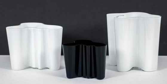 Set of 3 Alvar Aalto Savoy vases, 2 white, 1 black