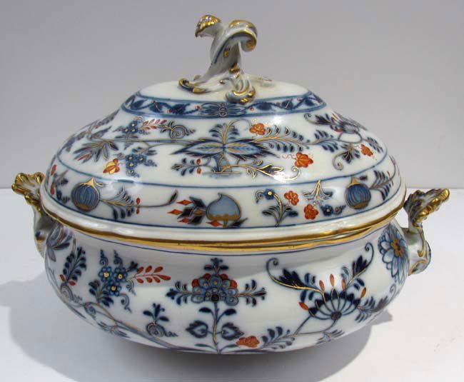 A Meissen Porcelain "Rich Onion Pattern" Lidded Tureen: Title: A Meissen Porcelain "Rich Onion Pattern" Lidded Tureen, 19th c. Date: 19th Century Dimensions: 11 x 15 x 9 inches Signature: under glaze blue crossed swords mark with pommels and inscribed Ex.