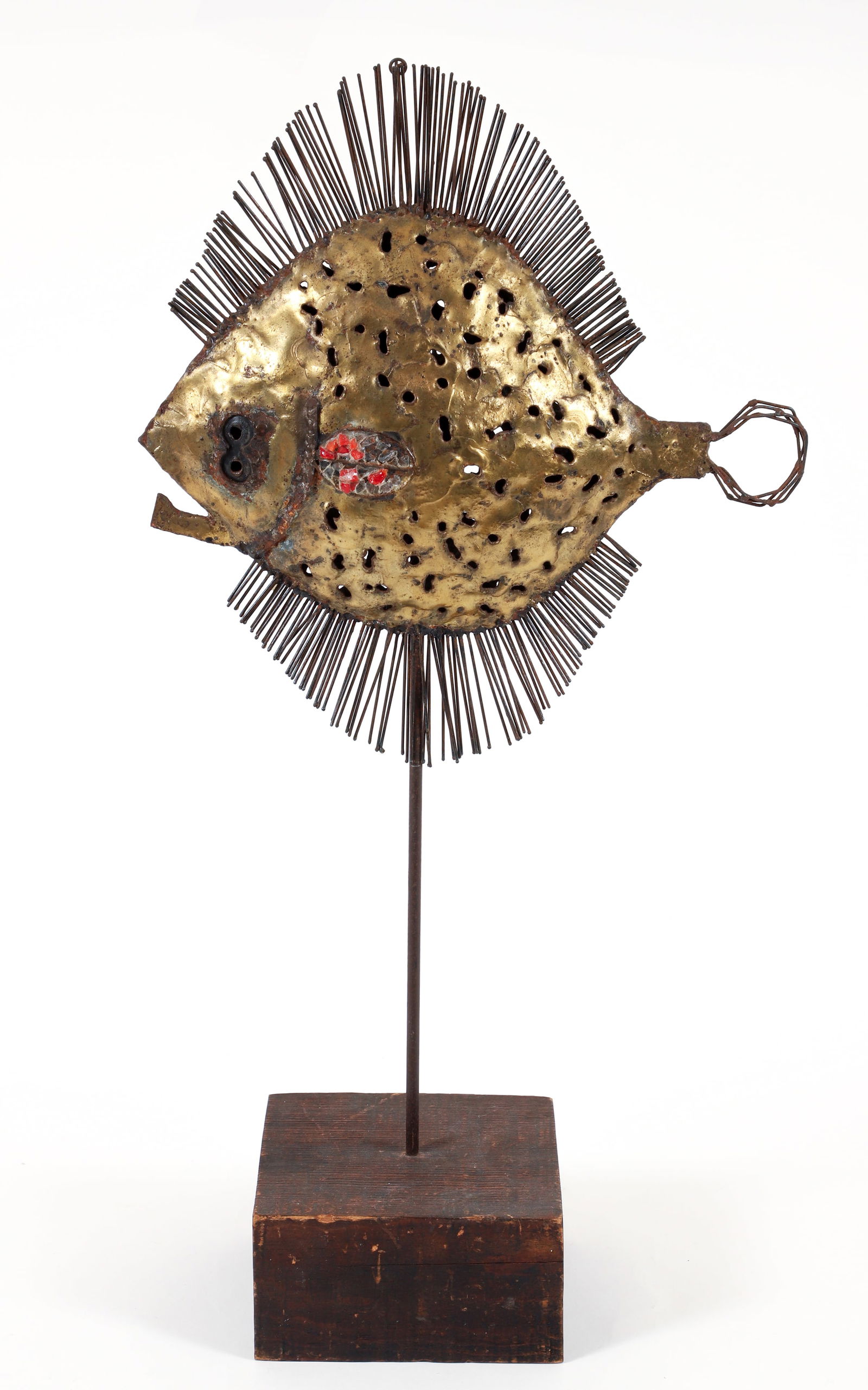 Emaus Talleres Brutalist Flounder Sculpture: Emaus Talleres brutalist fish sculpture, Mexico, mid 20th century. Flouder fish resting on a metal rod affixed to a wooden plinth. Red glass embelishments affixed to each side. Stamped Emaus 53.