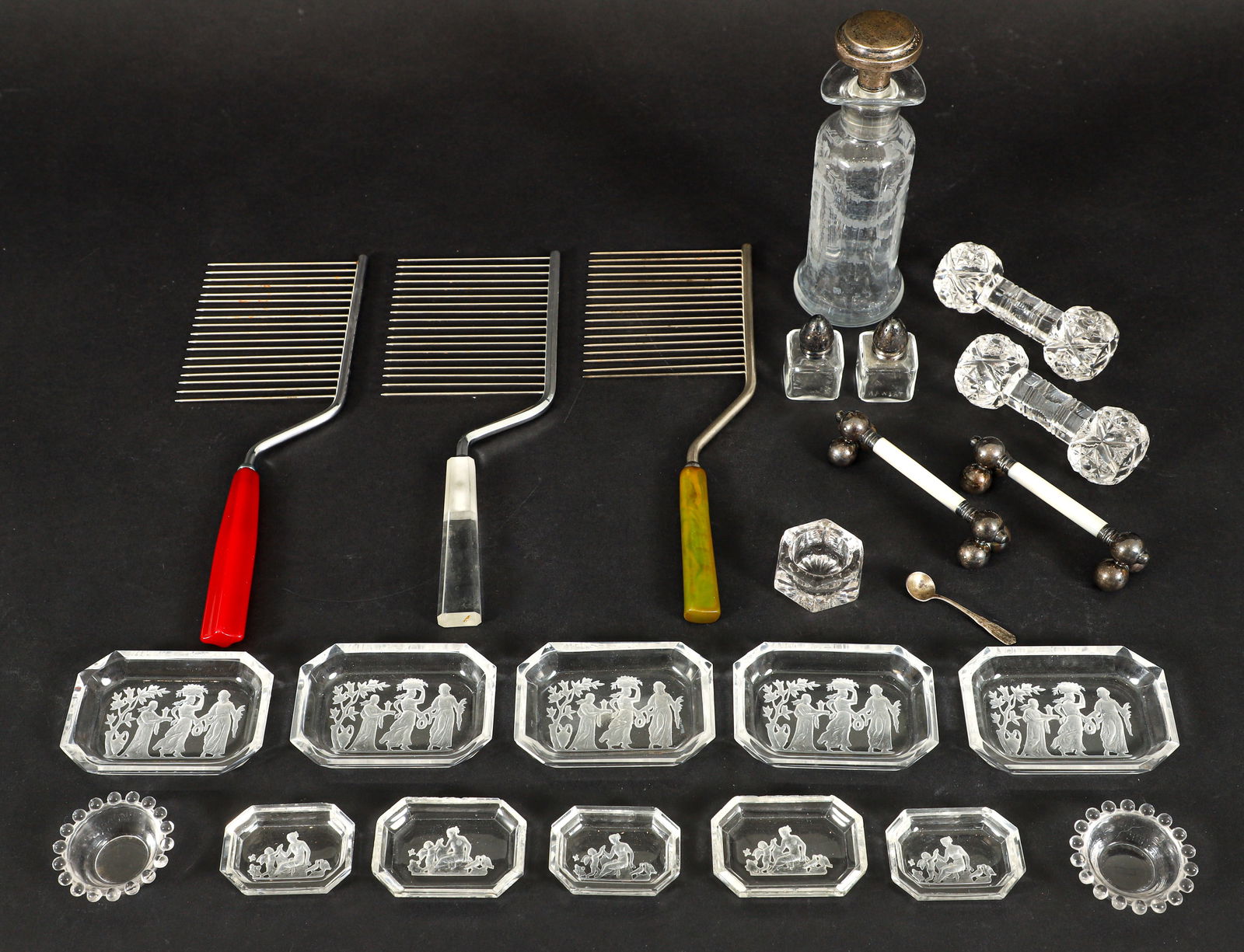 22 Table Items, Salt Cellars, Knife Rests, Sterling Silver, Cake Combs, Etc.: A Collection of 22 table items. Includes: Hawkes etched glass vinegar cruet with sterling silver stopper, 2 crystal knife rests, 2 Victorian or Edwardian mother of pearl and silver knife rests, 2 ball