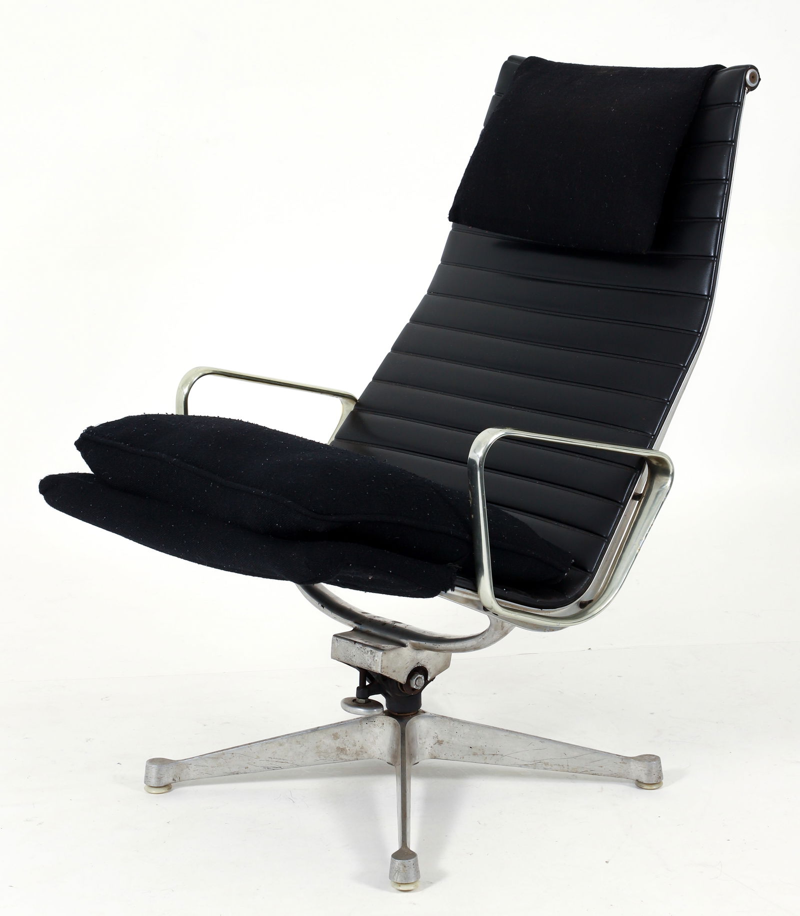 Eames for Herman Miller 1st Gen. Aluminum Group Chair (1 of 5)