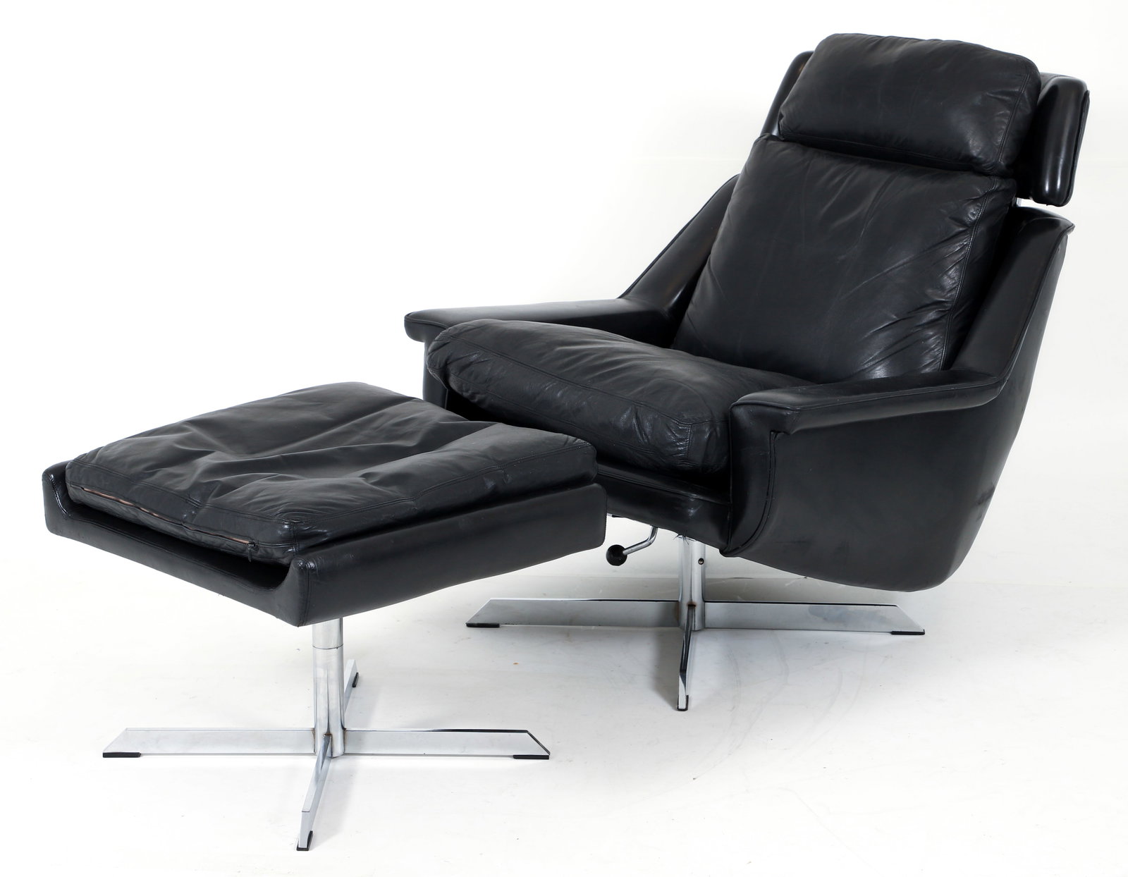 Werner Langenfeld ESA Leather Lounge Chair and Ottoman: Werner Langenfeld (Danish, 1927-2014) for ESA Mobelwork model 802 black leather lounge chair and ottoman, Denmark, first designed in 1959. Removeable leather cushions on the back, seat, and ottoman. R