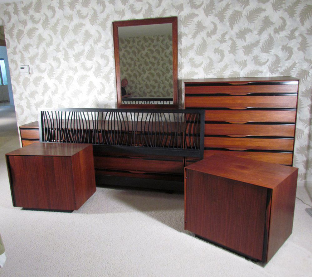 5 Piece JOHN KAPEL; GLENN OF CALIFORNIA Bedroom Set: Artist: Glenn Of California Title: 5 Piece JOHN KAPEL; GLENN OF CALIFORNI oiled walnut Bedroom Set with shaped integral pulls, includes 8 drawer High Dresser, 8 drawer low dresser, two bedside tables