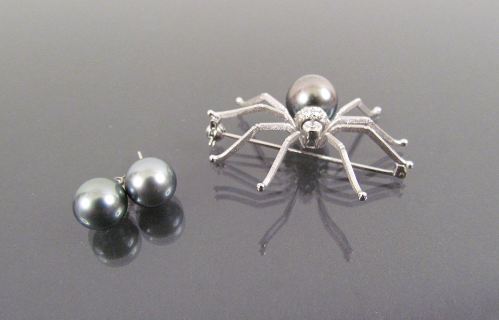 14k White Gold Spider Pin w/Black Pearl Earrings: Title: 14k White Gold, Black Tahitian Pearl and Diamond Pin, spider shaped, with pair black Tahitian pearl stud earrings. Dimensions: 3.6 dwt (pin) Provenance: Bailey Banks & Biddle (pin only)