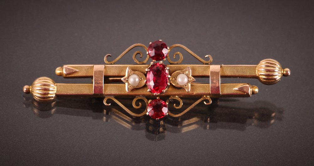 Edwardian Gold, Pearl, & Semi-Precious Stone Pin w Box: Edwardian Gold, Pearl, & Semi-Precious Stone (Garnet) Pin with Box, hallmark on reverse of bar "9 C" and a figure (9 carat gold), overall: 0.75 x 2.25 x 0.5 inches, ~0.125 ozt, finished leather box: 7