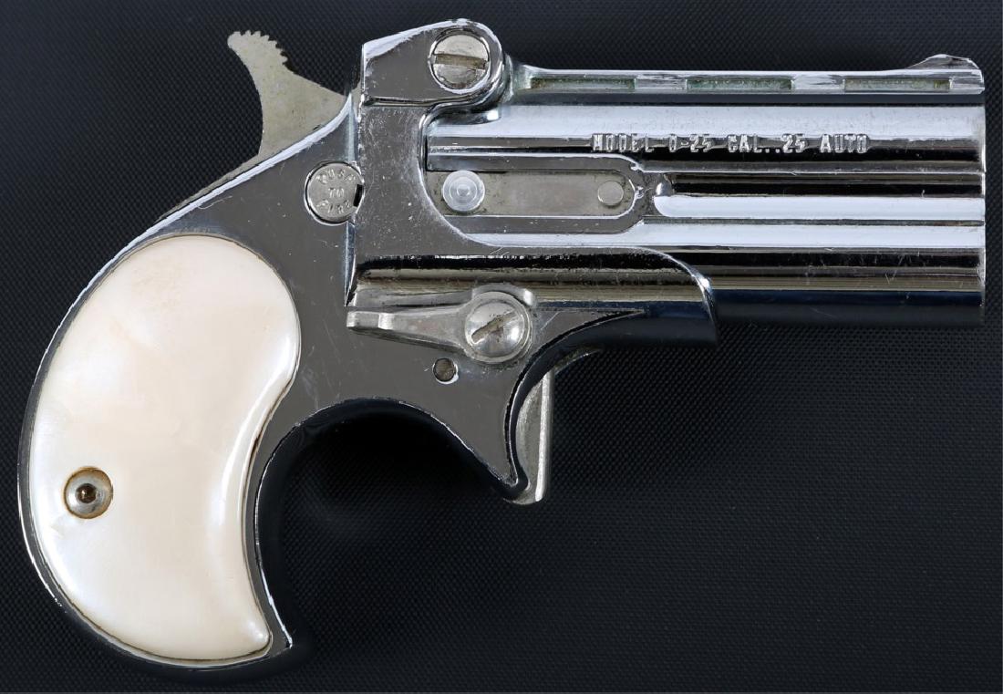 DAVIS MODEL D-25 OVER UNDER DERRINGER: DAVIS MODEL D-25 OVER UNDER DERRINGER Caliber / Gauge: .25 Barrel Length: 2.5" Serial Number: 003391