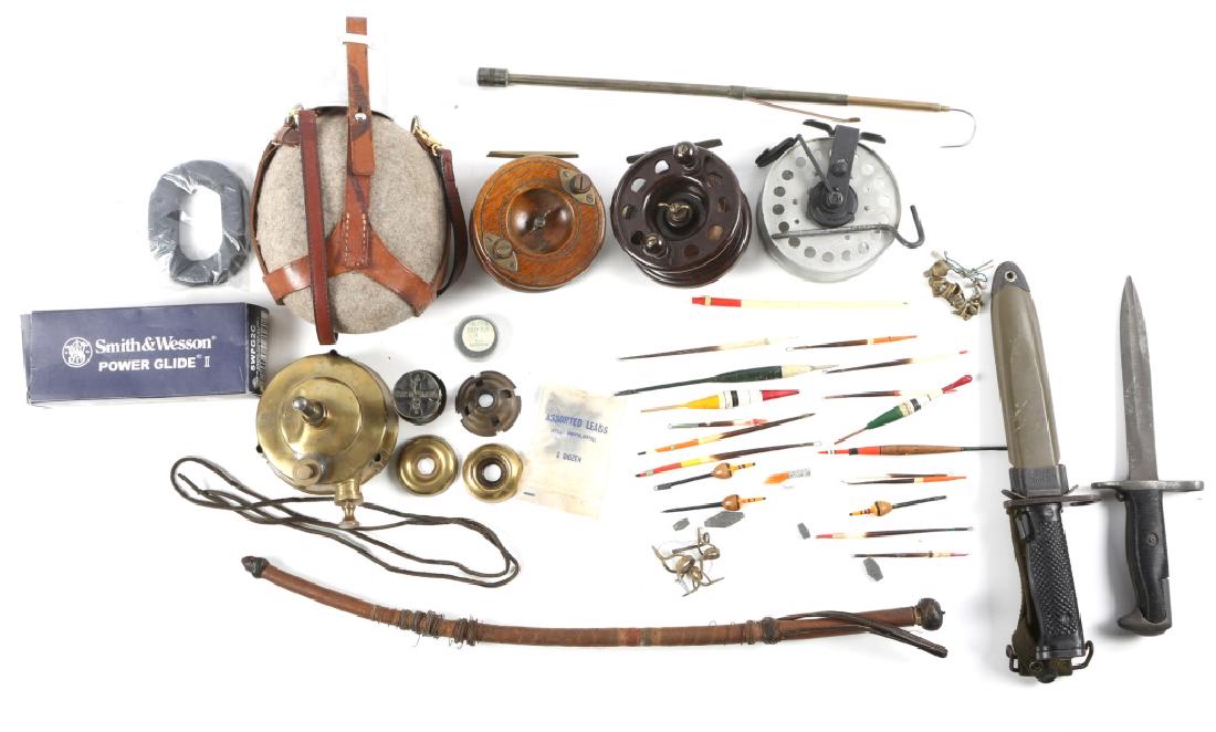 LARGE SPORTMENS LOT OF FLY REELS, KNIVES, AND MORE: LARGE SPORTMENS LOT OF FLY REELS, KNIVES, AND MORE Smith & Wesson Power Glide II, fly reels, fishing lures, riding crop, knives, and more.