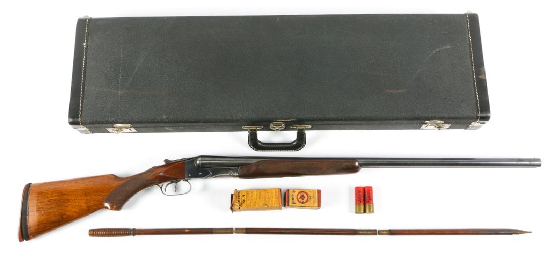 1932 WINCHESTER MODEL 21 12 GA SHOTGUN WITH CASE: 1932 WINCHESTER MODEL 21 12 GA SHOTGUN WITH CASE Left barrel is full choke and right barrel is modified coke. Matching serial numbers. Hard case with wood cleaning rods. Model: 21 Caliber / Gauge: 12