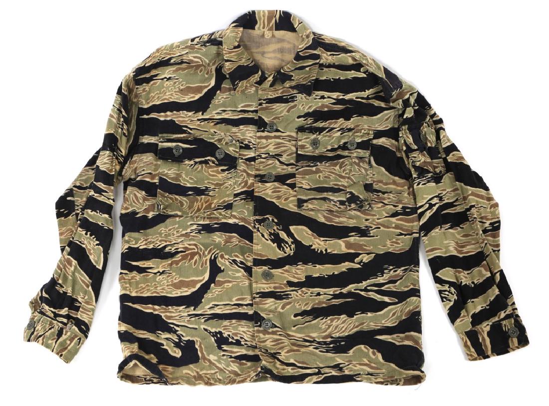 VIETNAM WAR US ARMY GOLDEN TIGER STRIPE SHIRT: VIETNAM WAR US ARMY GOLDEN TIGER STRIPE SHIRT Vietnam War, US Army Golden Tiger Stripe jungle shirt. 2 pockets open buttons, cigarette pocket on the left sleeve. Heavy weight fabric. Scarce pattern. N