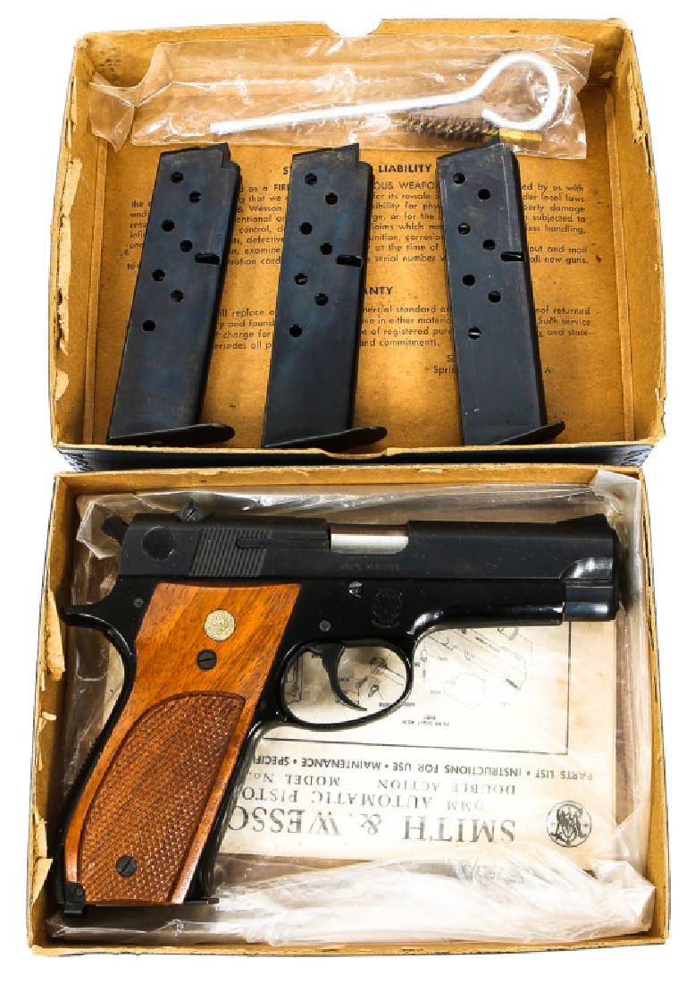 SMITH & WESSON MODEL 39-2 9MM PISTOL: SMITH & WESSON MODEL 39-2 9MM PISTOL Original box, three magazines and more. Model: 39-2 Caliber / Gauge: 9mm Barrel Length: 4" Serial Number: A220968