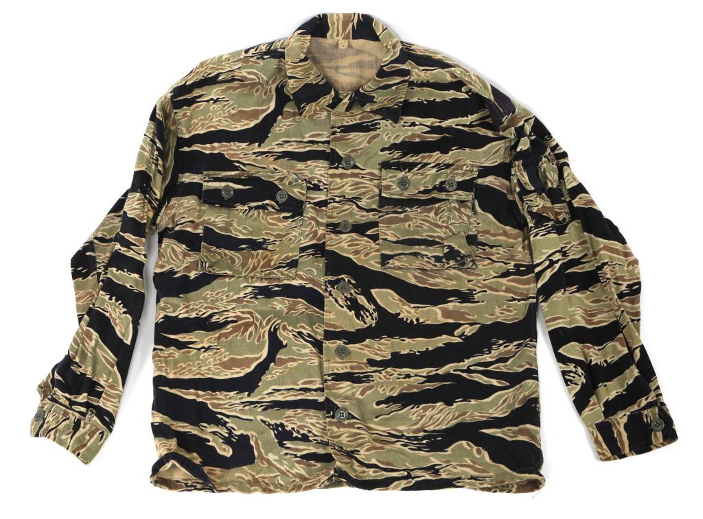 VIETNAM WAR US ARMY GOLDEN TIGER STRIPE SHIRT: VIETNAM WAR US ARMY GOLDEN TIGER STRIPE SHIRT Vietnam War, US Army Golden Tiger Stripe jungle shirt. 2 pockets open buttons, cigarette pocket on the left sleeve. Heavy weight fabric. Scarce pattern. N