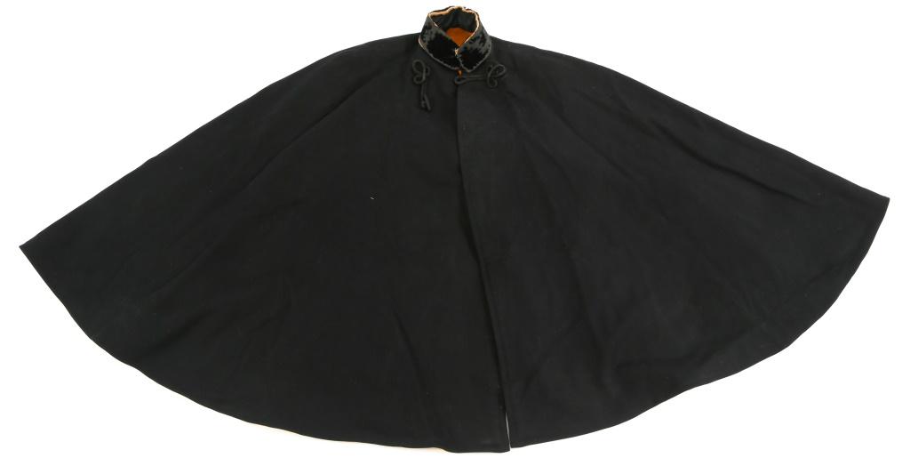 INDIAN WARS US ARMY CAVALRY OFFICER DRESS CAPE: INDIAN WARS US ARMY CAVALRY OFFICER DRESS CAPE Indian Wars US Army Cavalry Officer dress cape. Fine Officer quality wool fabric, yellow wool linen with 2 side pockets. Size: 38" neck down