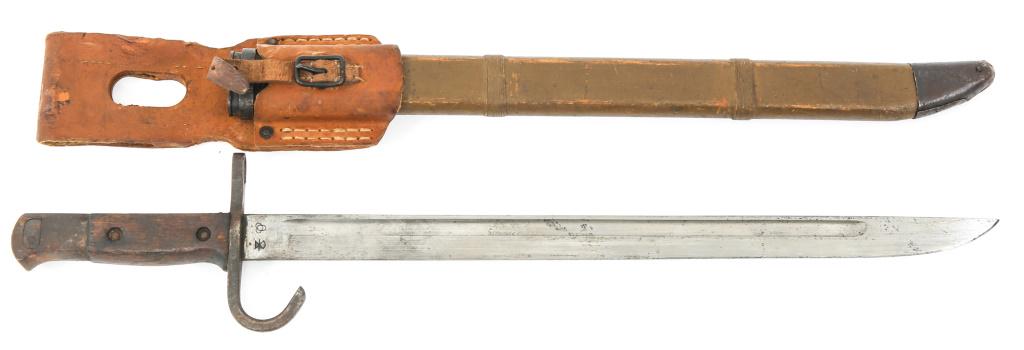 WWII JAPANESE TYPE 30 BAYONET & WOOD SCABBARD: WWII JAPANESE TYPE 30 BAYONET & WOOD SCABBARD WWII Japanese Arisaka Type 30 bayonet with wood scabbard and leather frog. Mfg logo of Tokyo Hourglass stamped on the ricasso. Blade Length: 15 6/8" Overa