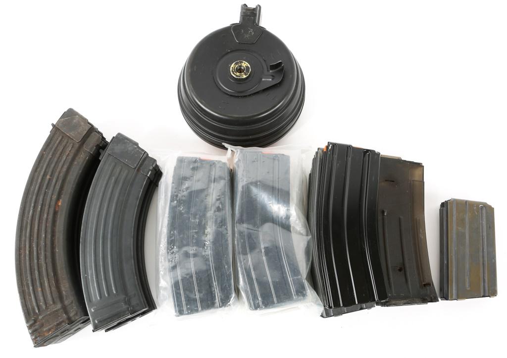 RIFLE MAGAZINES LOT OF 14: RIFLE MAGAZINES LOT OF 14 Mixed lot of rifle magazines. 14 total. 4 AK-47 mag, and 1 AK-47 drum mag. 9 Ar-15 mags. Size / Gauge: Mixed