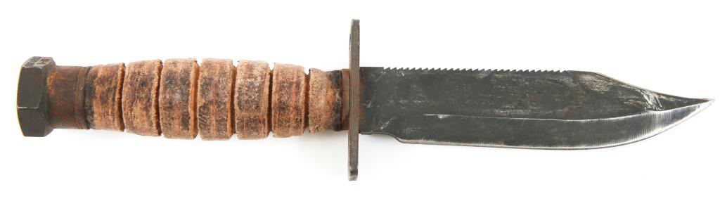 USAF USN VIETNAM JET PILOT COMBAT SURVIVAL KNIFE: USAF USN VIETNAM JET PILOT COMBAT SURVIVAL KNIFE U.S Air Force / U.S Navy Early Vietnam Jet Pilot's combat survival knife. Clip point blade with fuller on each side, serrated spine. Rectangular hilt w