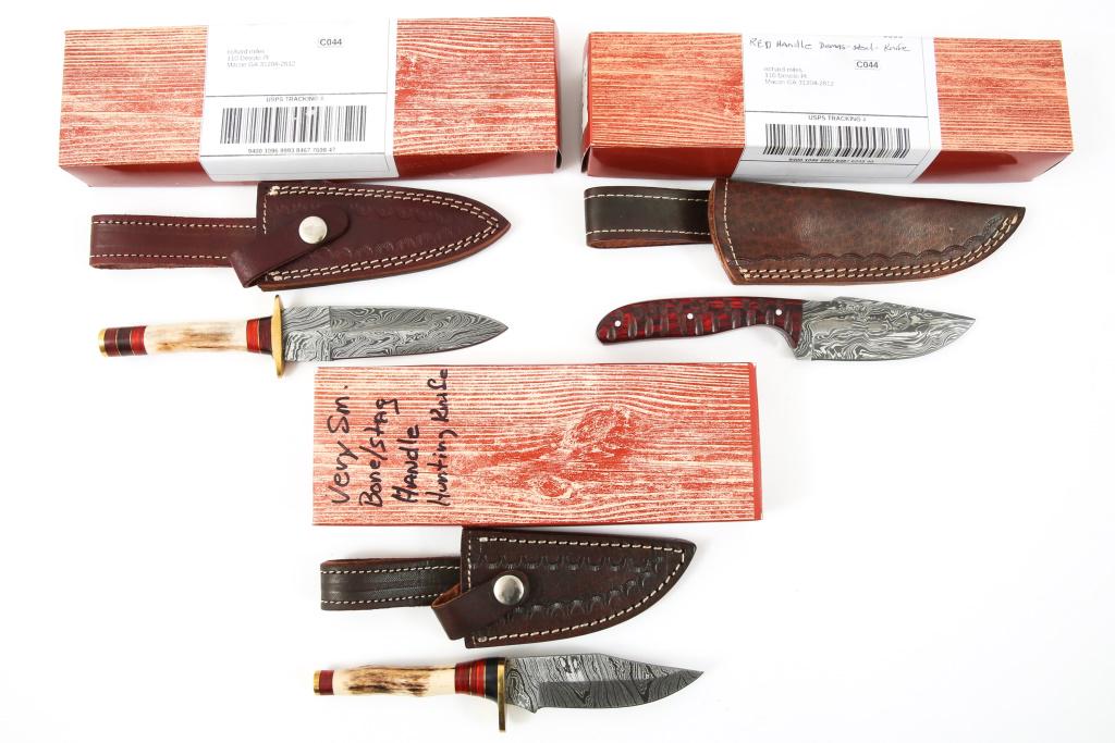 DAMASCUS STAG HANDLE KNIVES & DAGGERS LOT OF 3: DAMASCUS STAG HANDLE KNIVES & DAGGERS LOT OF 3 1- Hunting knife, 4 inch blade, 8 inch total length. Brass finger guard and pommel. 2- Hunting dagger, 4 inch blade, 8.5 inch total length. Brass finger 