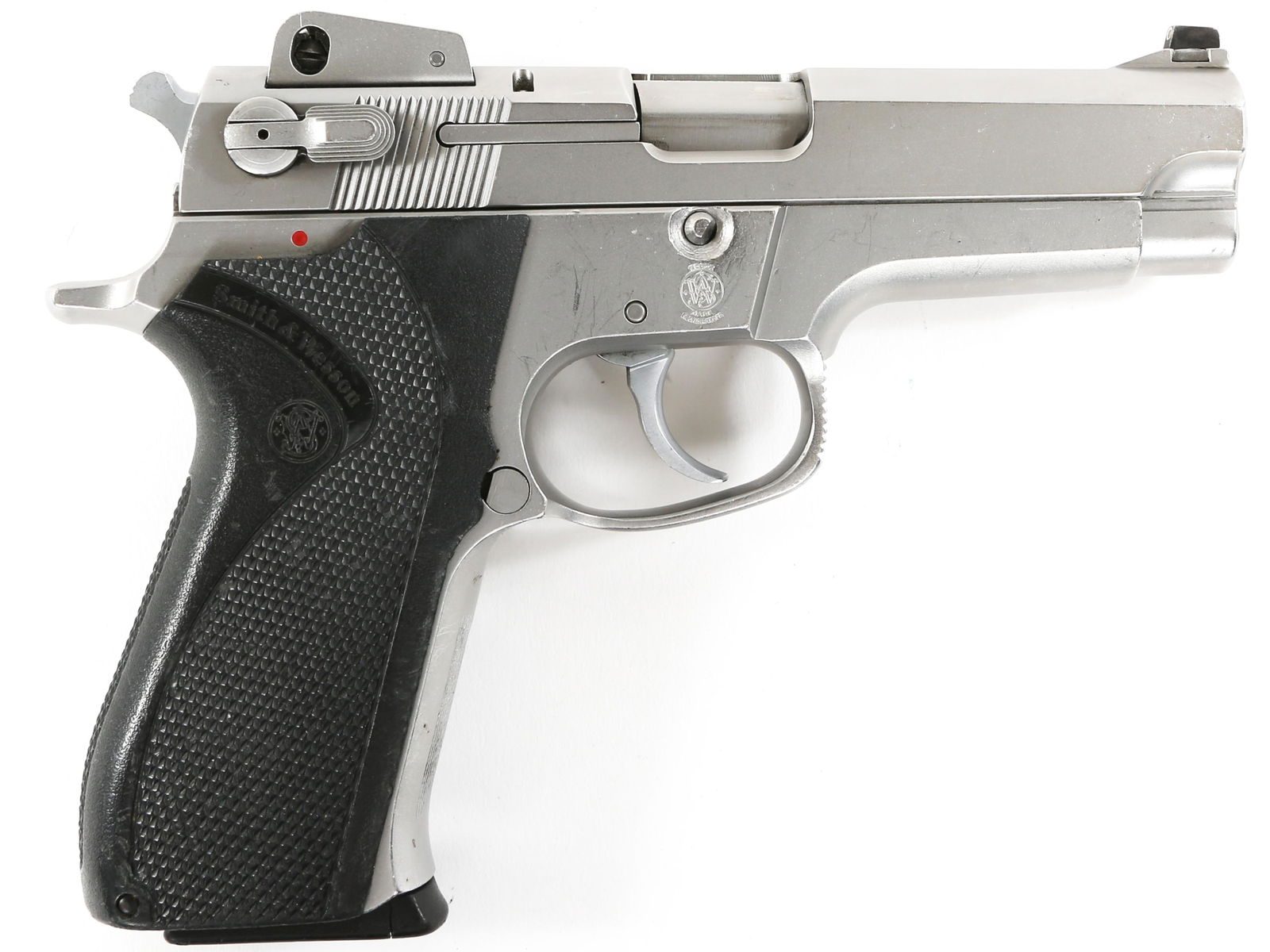 SMITH & WESSON MODEL 5906 9mm PISTOL: SMITH & WESSON MODEL 5906 9mm PISTOL Smith & Wesson model 5906 9mm semi-automatic pistol. Nickel finish frame and slide. Black rubber grip. One magazine. Caliber / Gauge: 9mm Barrel Length: 3.75" Seri