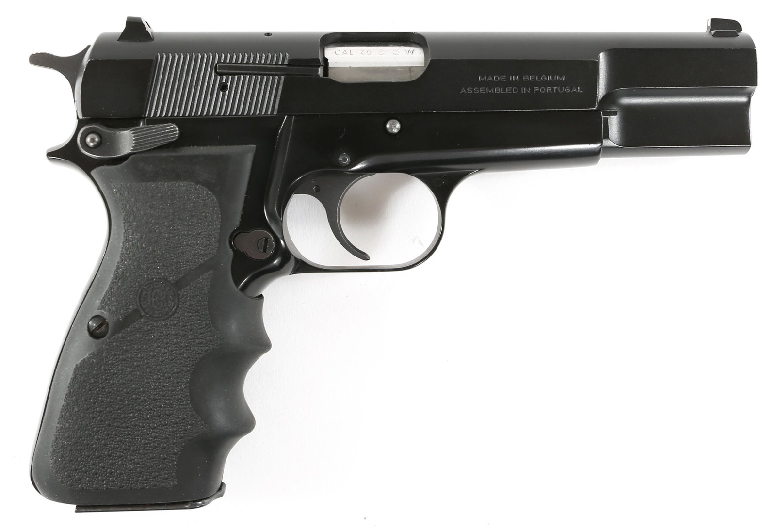BELGIAN FN BROWNING MKII HI-POWER .40 S&W PISTOL: BELGIAN FN BROWNING MKII HI-POWER .40 S&W PISTOL Belgian FN Browning MKII Hi-Power .40 S&W semi-automatic pistol. Black painted finish with Hogue rubber grip. One magazine. Liege mark on right side of