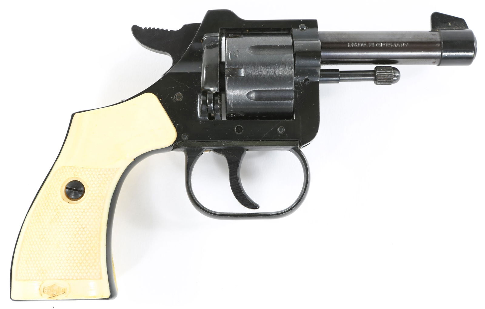 GECADO .22 SHORT CALIBER REVOLVER: GECADO .22 SHORT CALIBER REVOLVER German made Gecado six shot .22 short revolver in original box. All metal parts have matching serial number 718203. Cleaning rod. Imported by Jones Import. Caliber /