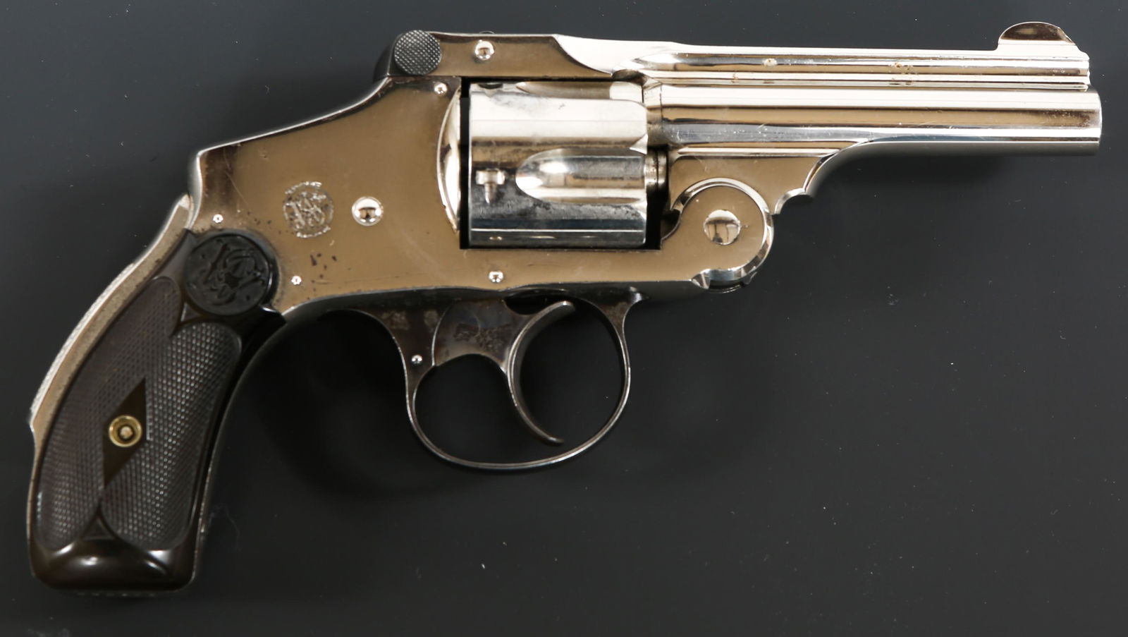 S&W SAFETY HAMMERLESS 5th MODEL .38 CAL REVOLVER: S&W SAFETY HAMMERLESS 5th MODEL .38 CAL REVOLVER Smith & Wesson 5th model .38 S&W Safety Hammerless revolver. Nickel finish and S&W monogrammed hard rubber grips. Matching serial number 222973 to butt