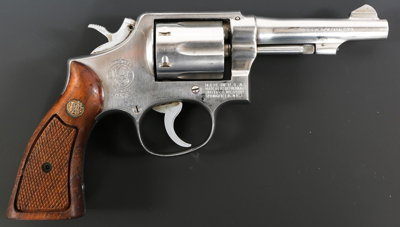 SMITH & WESSON MODEL 64 .38 SPECIAL DA REVOLVER: SMITH & WESSON MODEL 64 .38 SPECIAL DA REVOLVER Smith & Wesson model 64 .38 Special DA revolver. Frame number: "80424." Checkered walnut grips, and stainless finish. Caliber / Gauge: .38 Spl Barrel Le