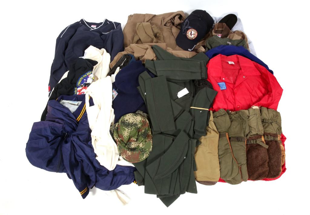 US MILITARY UNIFORMS BOOTS & SUITS LOT: US MILITARY UNIFORMS BOOTS & SUITS LOT Over 30lbs of Military uniforms, pants, tunics, shirts and more.... Size: Pallet 16