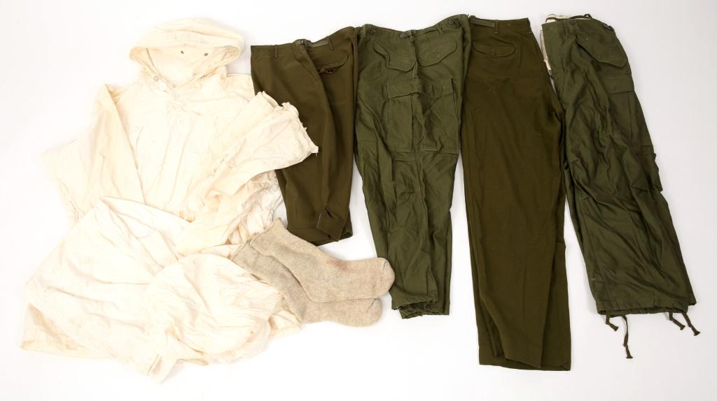 KOREAN WAR US ARMY WINTER FIELD CLOTHING LOT: KOREAN WAR US ARMY WINTER FIELD CLOTHING LOT Korean War US Army M-1950 Overwhite pants and shirt, gloves and pack cover (size Medium). 4 pair combat pants, wool socks. Size: M