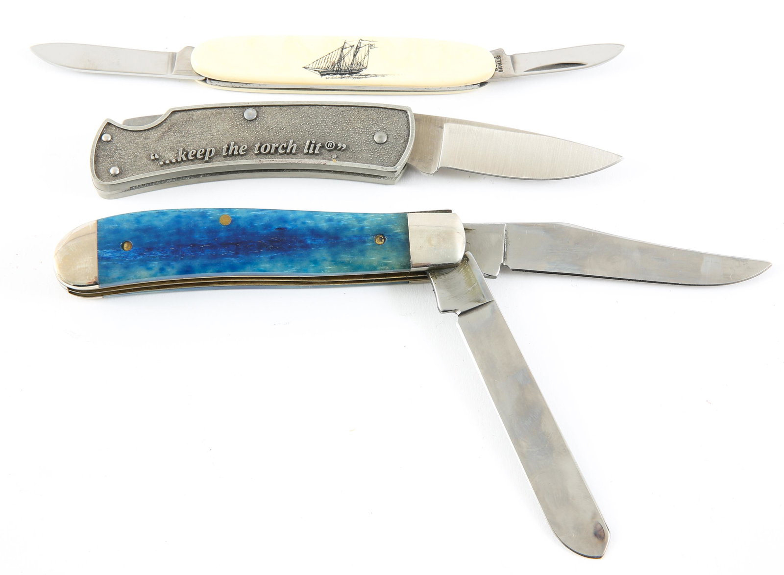 BARLOW, CASE AND BUCK - KNIFE LOT OF 3: BARLOW, CASE AND BUCK - KNIFE LOT OF 3 1- Barlow Designs, Inc. penknife with white handle featuring ships and lighthouse - 2 in. blade length. 1- Buck Knives Statue of Liberty centennial commemorative