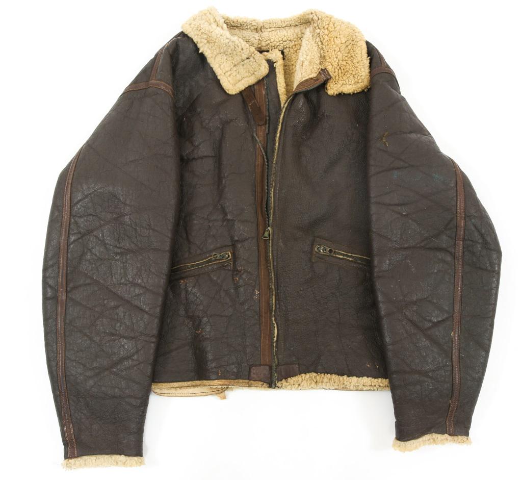 WWII USAAF TYPE D-1 AVIATOR LEATHER FLIGHT JACKET: WWII USAAF TYPE D-1 AVIATOR LEATHER FLIGHT JACKET WWII USAAF Type D-1 Aviator's sheepskin brown leather sheep fur / fleece lined bomber style jacket. Above tag is the brown leather hanging loop. Size: