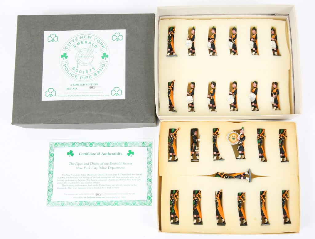 NYPD EMERALD SOCIETY PIPES & DRUMS MINIATURE SET: NYPD EMERALD SOCIETY PIPES & DRUMS MINIATURE SET Limited set 003 of 250. The Pipes & Drums of the Emerald Society New York City Police Department. Produced by The Toy soldier Gallery Inc. Complete, bo