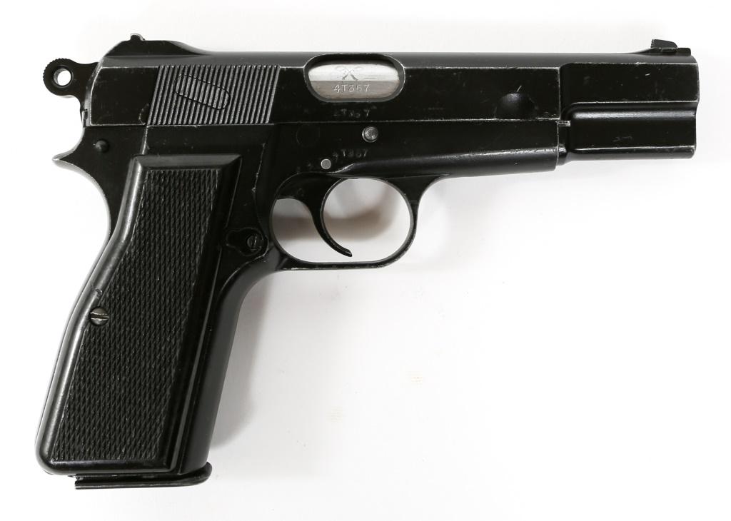 WWII BROWNING - FN INGLIS MK.I* 9mm HP PISTOL: WWII BROWNING - FN INGLIS MK.I* 9mm HP PISTOL WWII Browning - FN Inglis model MK.I* 9mm semi-automatic pistol. Matching serial numbers. Black hard rubber grips, and black painted finish. Left side of 