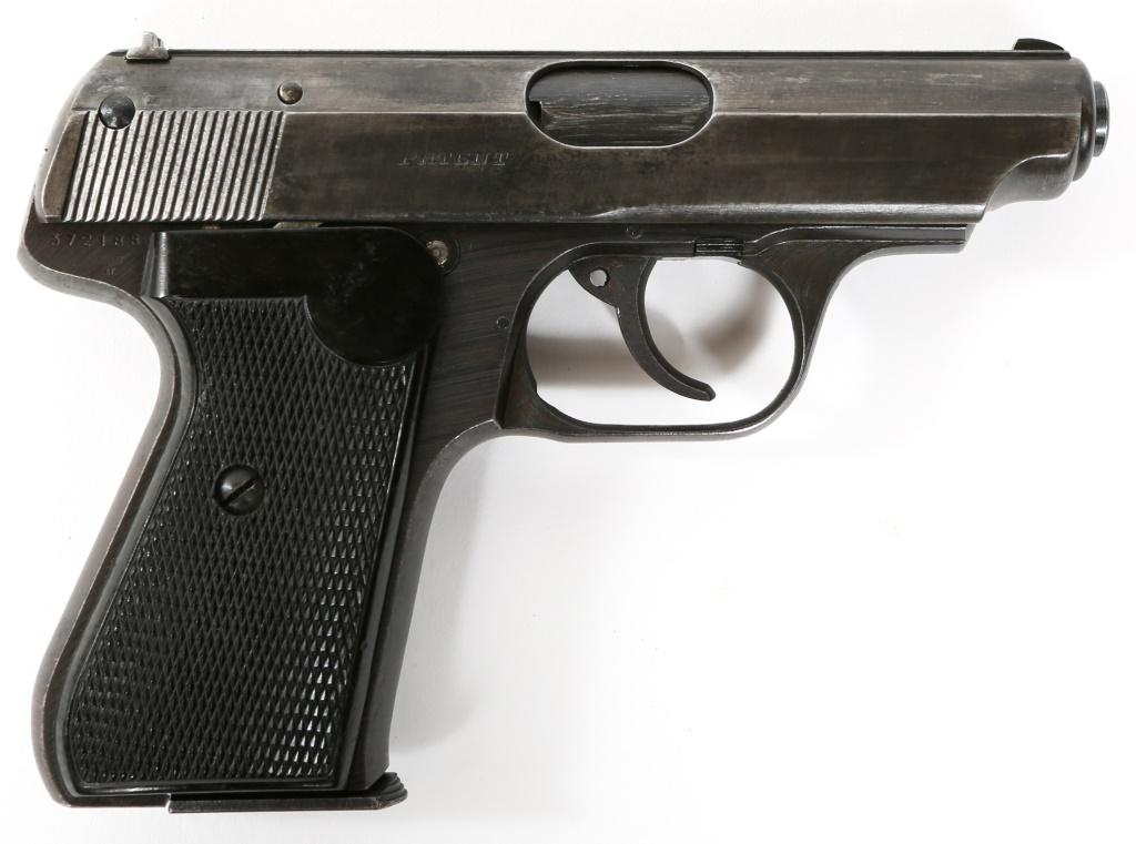 WWII GERMAN POLICE J.P. SAUER M38H 7.65mm PISTOL: WWII GERMAN POLICE J.P. SAUER M38H 7.65mm PISTOL WWII German 1st Variation Police J.P. Sauer & Sohn model 38H 7.65mm semi-automatic pistol. Bakelite grips and blued finish. One magazine, marked "CAL.7
