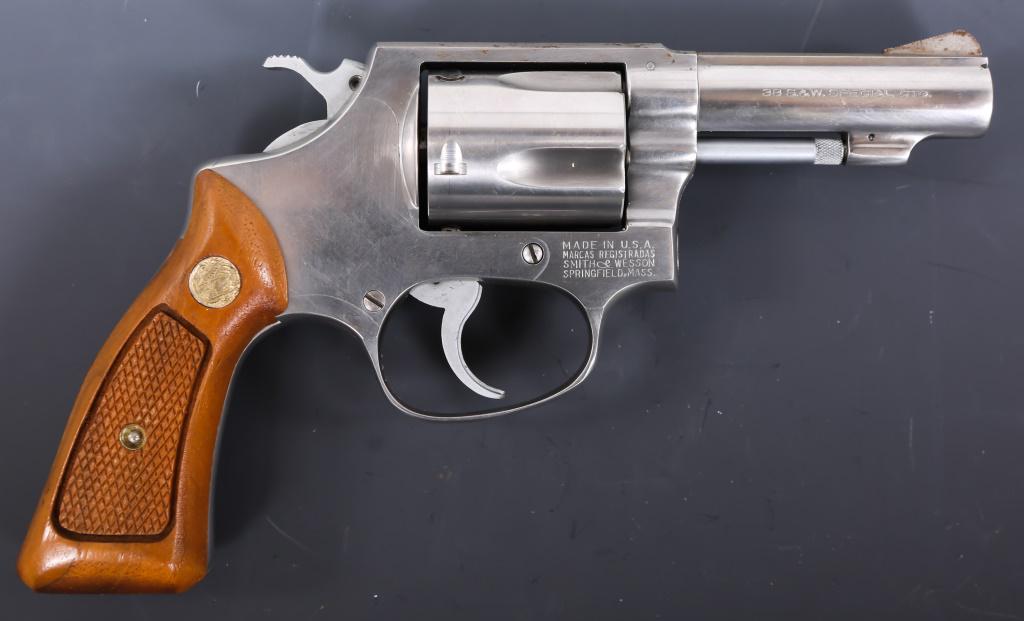 1972 SMITH & WESSON MODEL 60-1 .38 SPL REVOLVER: 1972 SMITH & WESSON MODEL 60-1 .38 SPL REVOLVER Smith and Wesson Model 60-1 .38 Special Revolver. The lot includes the original box, cleaning rod and manual. There were 171 of this model revolver made