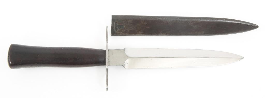 WWI 1916 SGCO FRENCH MADE STILETTO FIGHTING DAGGER: WWI 1916 SGCO FRENCH MADE STILETTO FIGHTING DAGGER WWI Model 1916 French "La Vengeur de 1870", The Avenger of 1870, trench fighting dagger. Marked in an encircled oval "S.G.C.O" on the ricasso of blad
