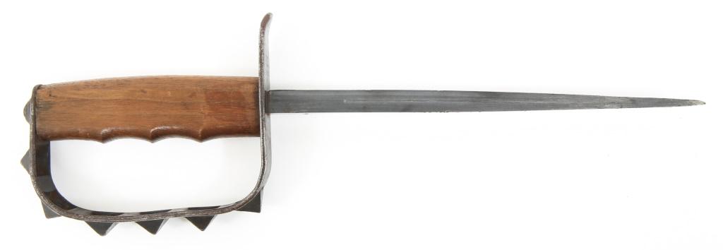 US ARMY AEF WWI M1917 TRENCH COMBAT KNUCKLE KNIFE: US ARMY AEF WWI M1917 TRENCH COMBAT KNUCKLE KNIFE WWI US Army AEF M1917 triangular blade triple-edge, trench knife, stamped on the top of the knuckle guard " U.S. L.F.& C. 1917 ". No scabbard. Walnut 
