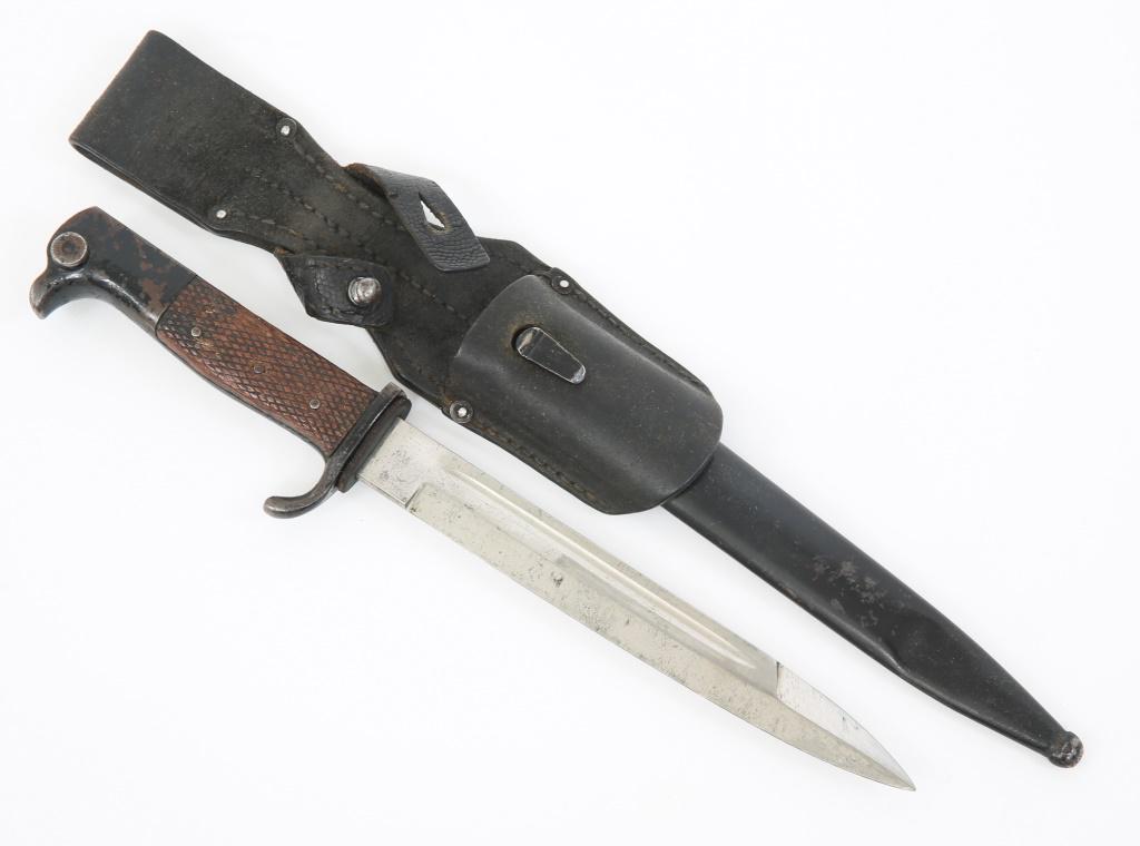 WWII GERMAN K98 BAYONET WITH SCABBARD & FROG: WWII GERMAN K98 BAYONET WITH SCABBARD & FROG WWII German K98 Bayonet with Scabbard & Frog. Bright blade, unmarked ricasso. Leather buffer pad. Checkered grips. Black leather frog. Black lacquered scab